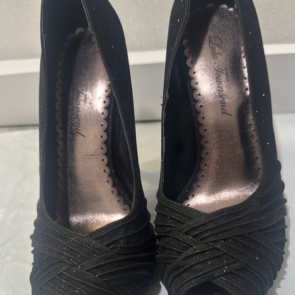 Elegant Black Textured Peep-Toe Heels - Picture 6 of 7